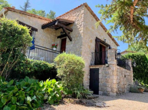 Maison en pierre de taille avec jardin et vue montagnes